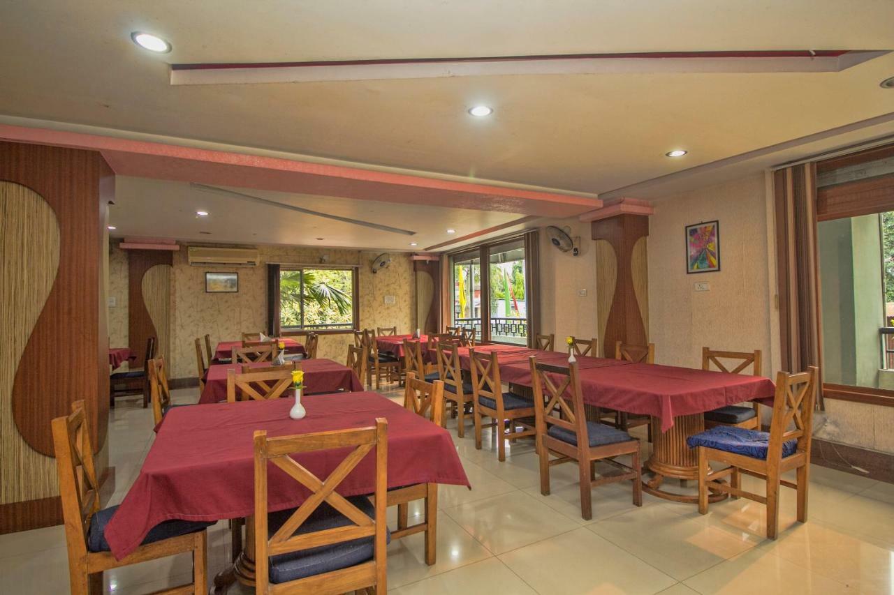 Hotel Nandanik Palace Falakata Exterior photo